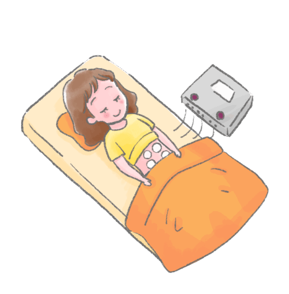 楽トレ:寝ているだけでインナーマッスルを強化! ベッドに横たわる女性の腹部に電極パッドが貼られ、電気施術器に繋がっているイラスト。女性は穏やかな表情。