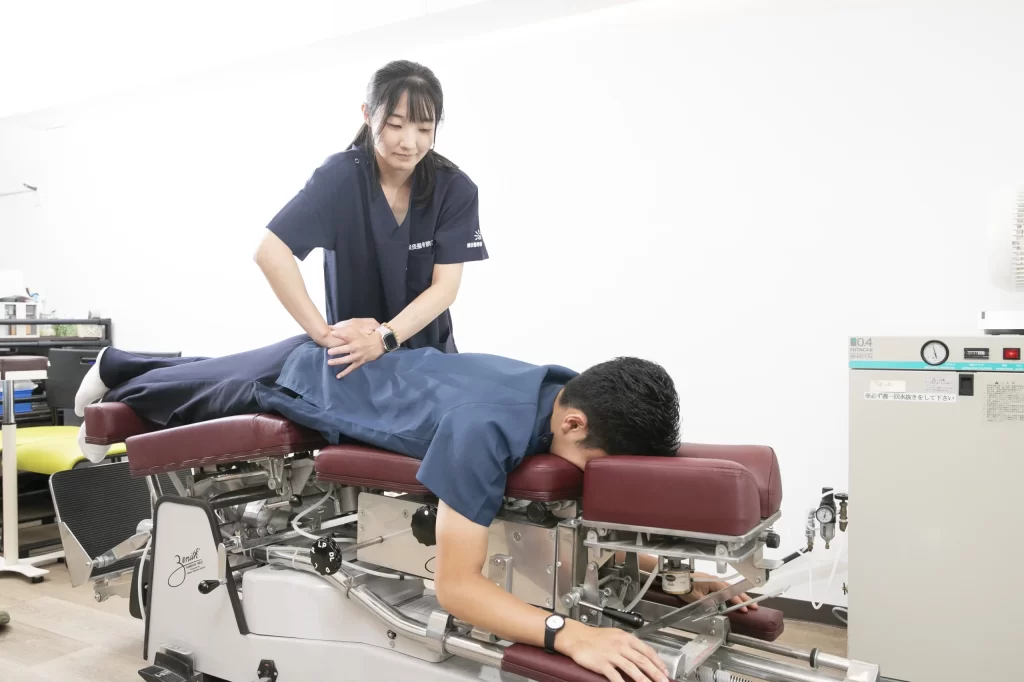 横須賀市の鍼灸整骨院ひまわりでトムソンテーブルを用いて骨盤周りの負担に配慮しながら施術している様子