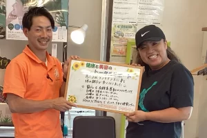 横須賀市の鍼灸整骨院ひまわり北久里浜院に寄せられた、「慢性腰痛」の施術に関する患者様の声。「月2回のメンテナンス通院で、身体の調子が良くなりました」と手書きされている。