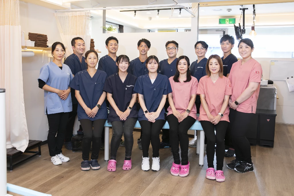 マレットフィンガー(突き指)の施術・リハビリ|横須賀市の鍼灸整骨院ひまわり スタッフ紹介 横須賀市の鍼灸整骨院ひまわり(北久里浜院・衣笠院)のスタッフ一同。マレットフィンガー(突き指・指のケガ)の施術とリハビリをチーム全体でサポートします。