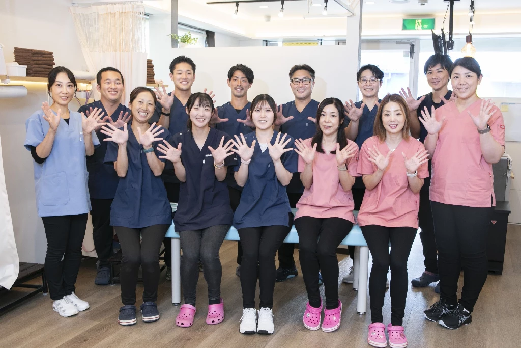 横須賀市の鍼灸整骨院ひまわり（北久里浜院・衣笠院）のスタッフ一同。ハムストリングス肉離れ（もも裏の痛み）の早期回復・競技復帰をチーム全体でサポートします。