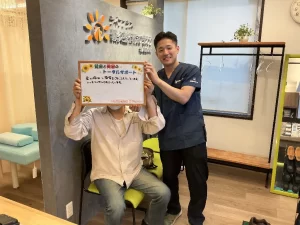 横須賀市の鍼灸整骨院ひまわり北久里浜院で回旋腱板損傷の施術を受けた方とスタッフの院内写真。肩の痛みや可動域を改善し、スポーツや日常動作への復帰をサポートする様子が伝わる一枚。