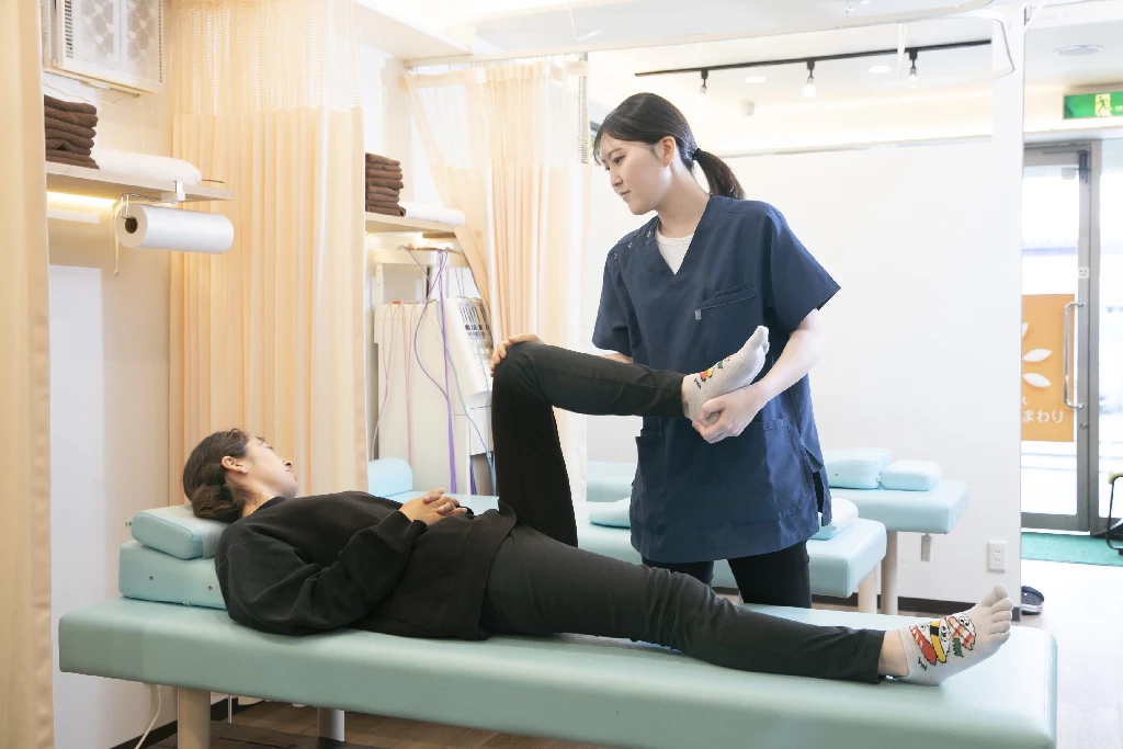 横須賀市の鍼灸整骨院ひまわりで、女性施術者がグロインペイン症候群の患者の股関節を丁寧に検査している様子