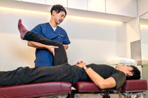 横須賀市の鍼灸整骨院ひまわりで、施術者がグロインペイン症候群の患者の股関節・鼠径部周辺の専門的な検査を行っている様子