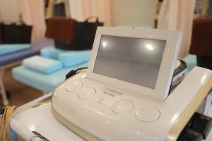 横須賀市の鍼灸整骨院ひまわりで使用している、ジャンパー膝や痛みの施術に用いるハイボルテージ機器（イトーES-400など）のクローズアップ