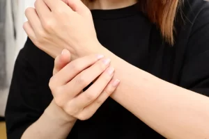 横須賀市の鍼灸整骨院ひまわりで診るTFCC損傷など手首の小指側の痛みに悩む女性