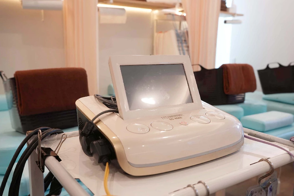 横須賀市の鍼灸整骨院ひまわり北久里浜院、施術用の電気機器モニターと本体のクローズアップ