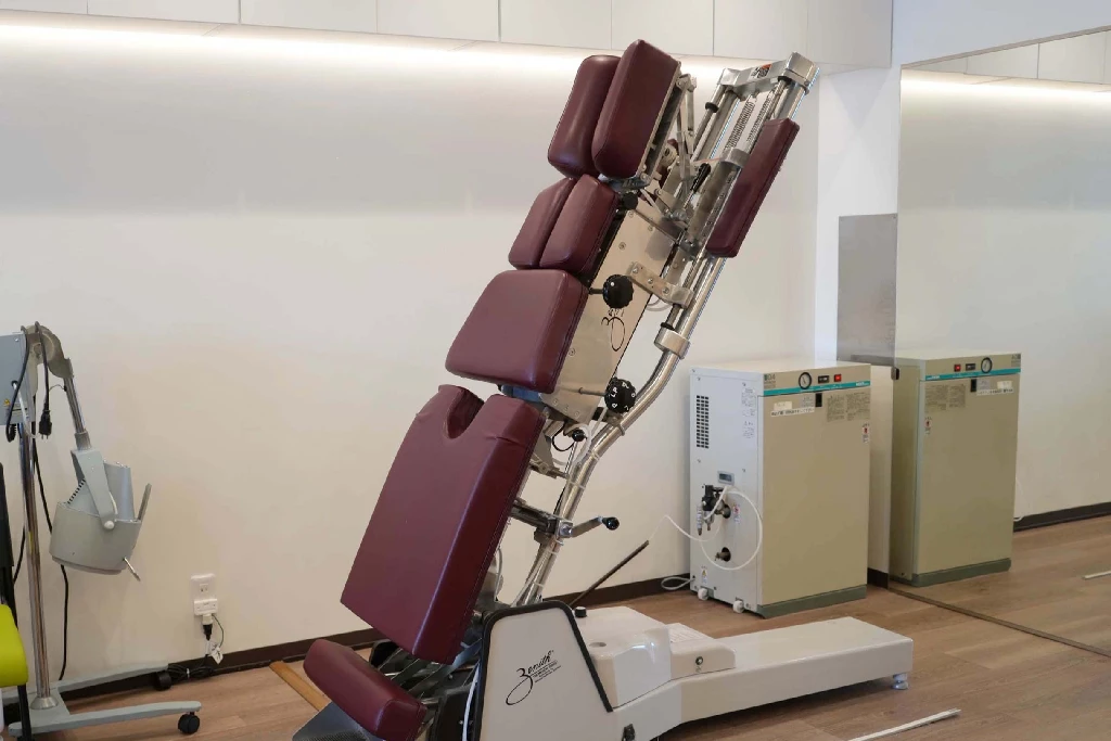 横須賀市の鍼灸整骨院ひまわり北久里浜院、トムソンテーブルを設置した骨格バランス調整の施術環境