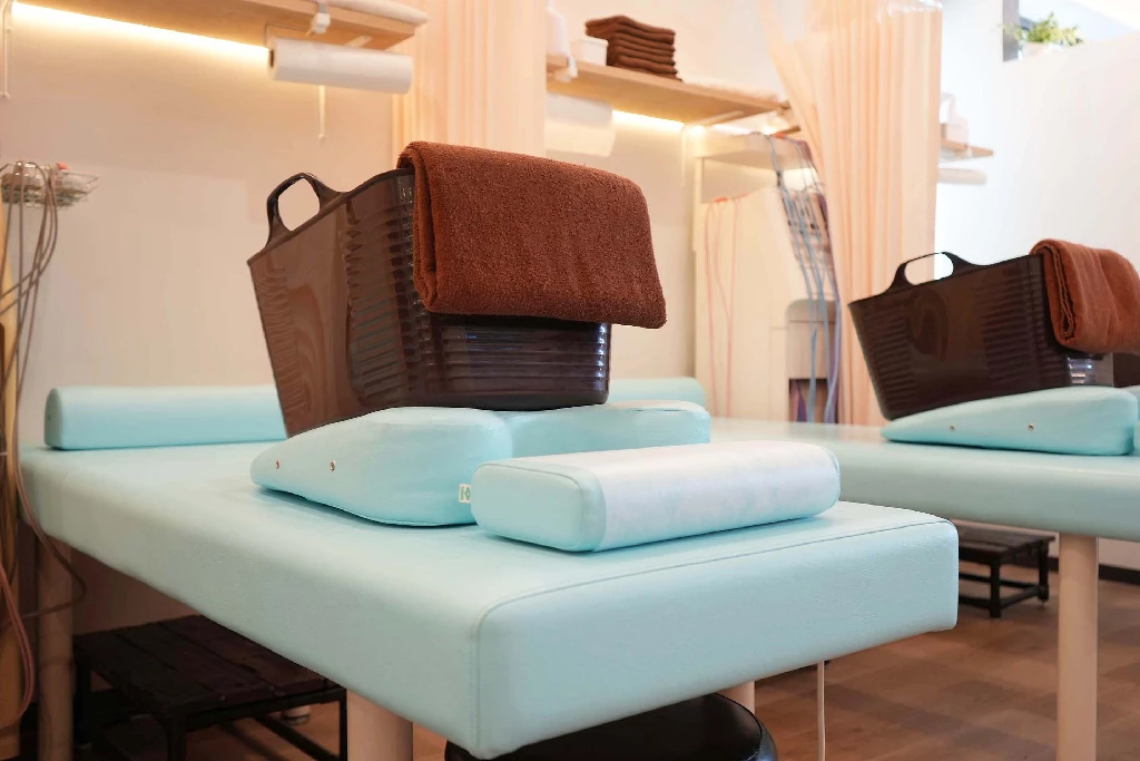 横須賀市の鍼灸整骨院ひまわり北久里浜院、施術ベッドとクッションのクローズアップ、リラックスできる施術空間