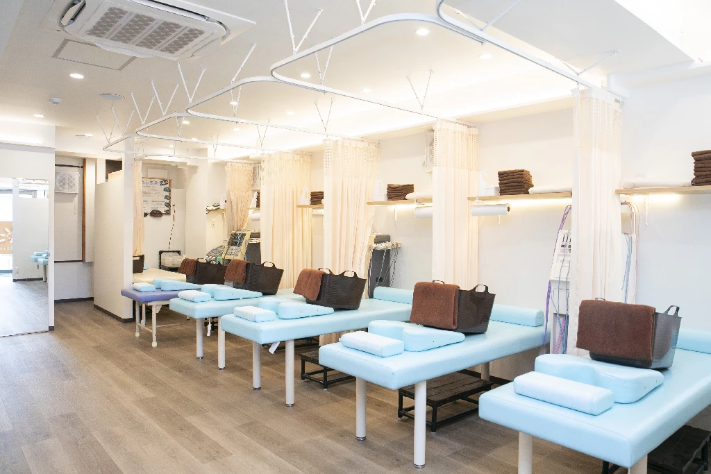 横須賀市の鍼灸整骨院ひまわり北久里浜院、カーテンで区切られた施術ベッドエリアの院内写真