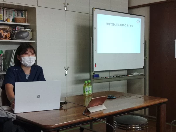 横須賀市の鍼灸整骨院ひまわりの教育制度 ケアマネージャー向け講演を行う様子