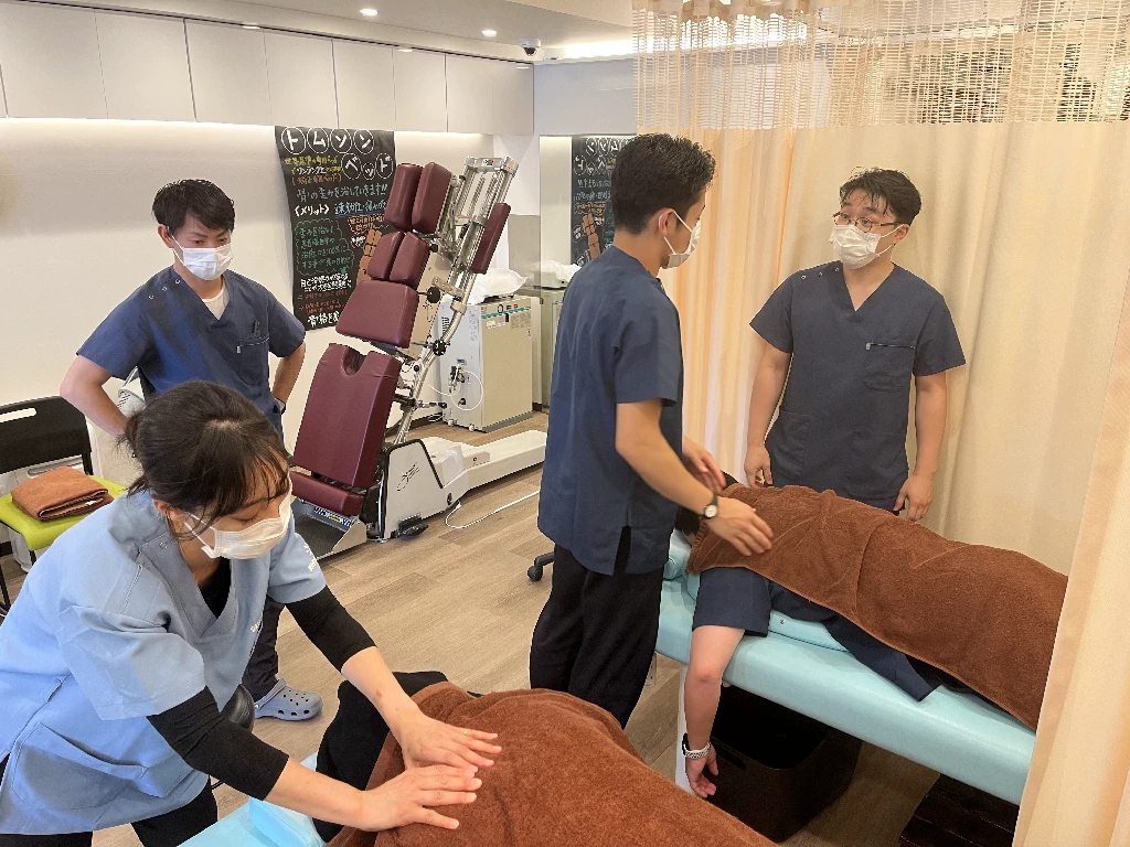 横須賀市の鍼灸整骨院ひまわりの採用教育制度 院内研修で施術手順と状態評価を学ぶ様子