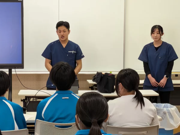 横須賀市の鍼灸整骨院ひまわりの教育制度 中学校出前講義で登壇する様子