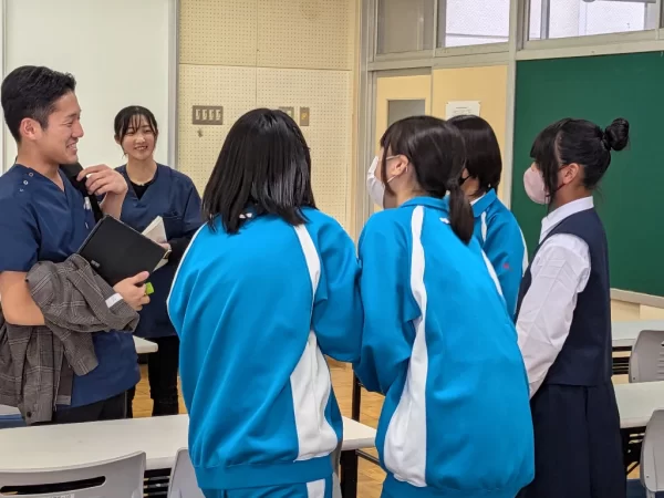 横須賀市の鍼灸整骨院ひまわりの教育制度 中学校出前講義で対話するディスカッションの様子
