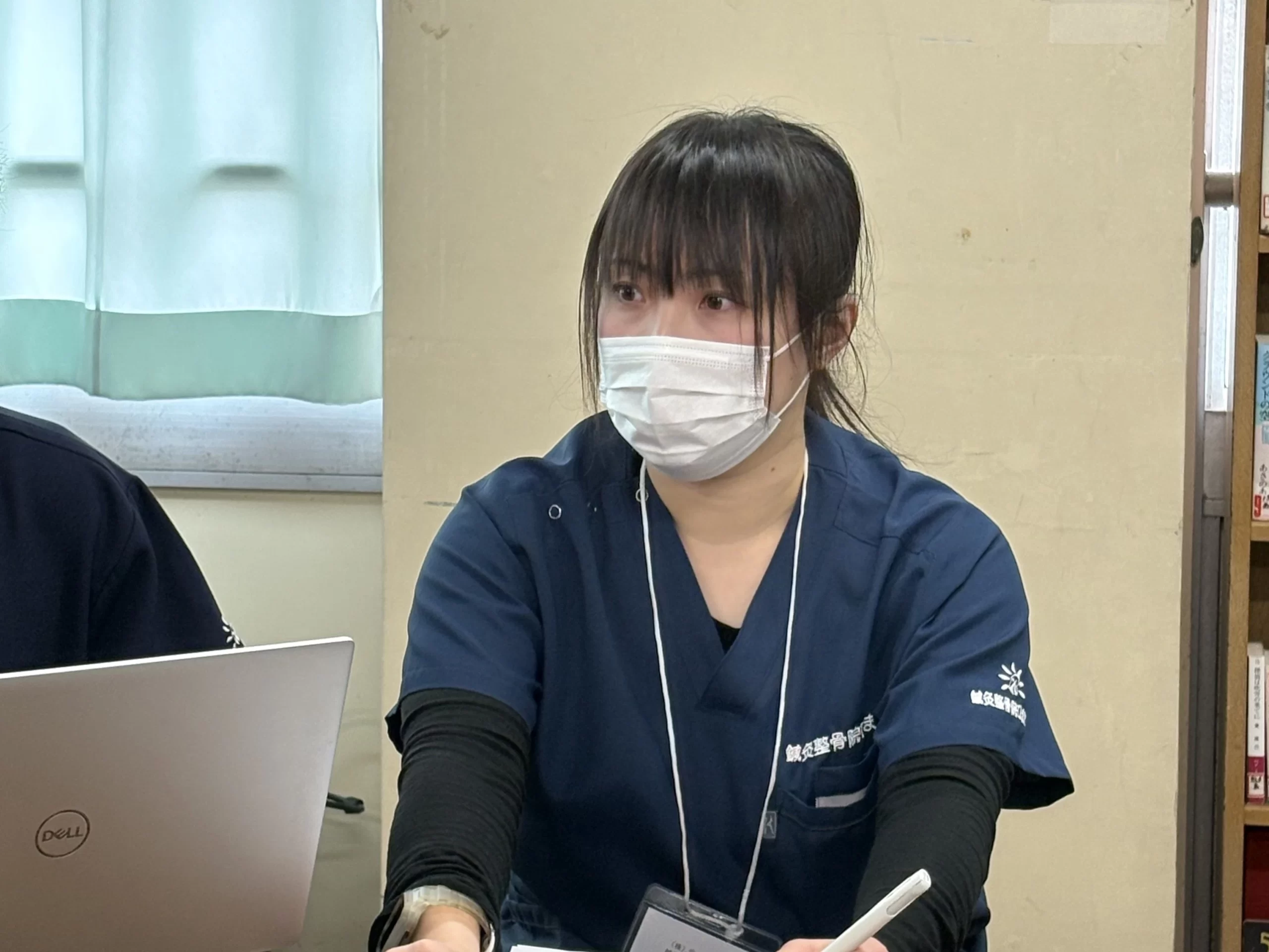 横須賀の大矢部中学校MTTディスカッションにて、中学生の話を真剣に聞き、記録をとる鍼灸整骨院ひまわりの高野先生