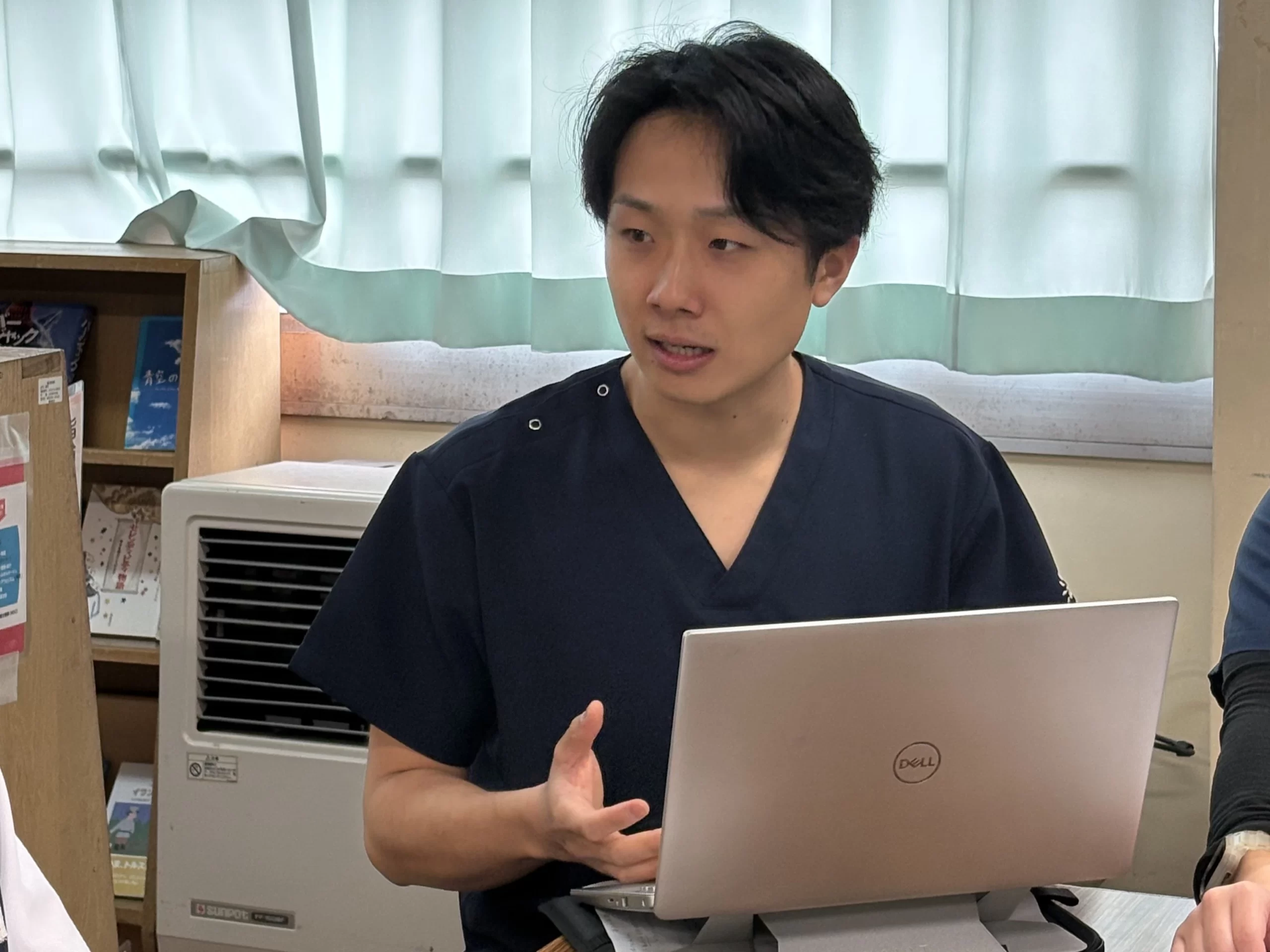 横須賀市立大矢部中学校でのMTTディスカッションにて、身振り手振りを交えて熱意を伝える、鍼灸整骨院ひまわり北久里浜院勤務の柔道整復師 堀内先生