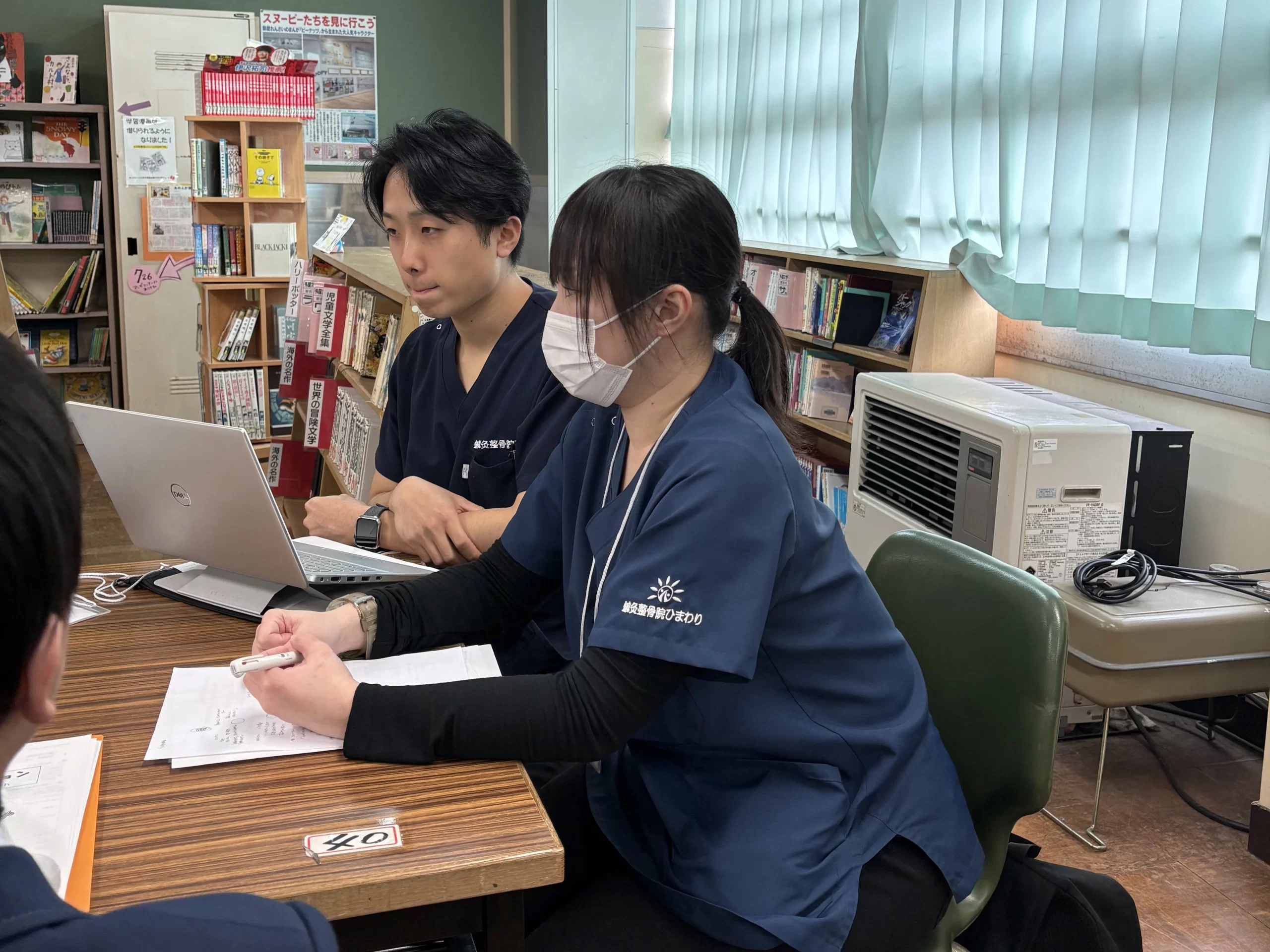 横須賀の大矢部中学校MTT活動にて、少人数グループで中学生と対話する、鍼灸整骨院ひまわりの堀内先生と高野先生の全体像