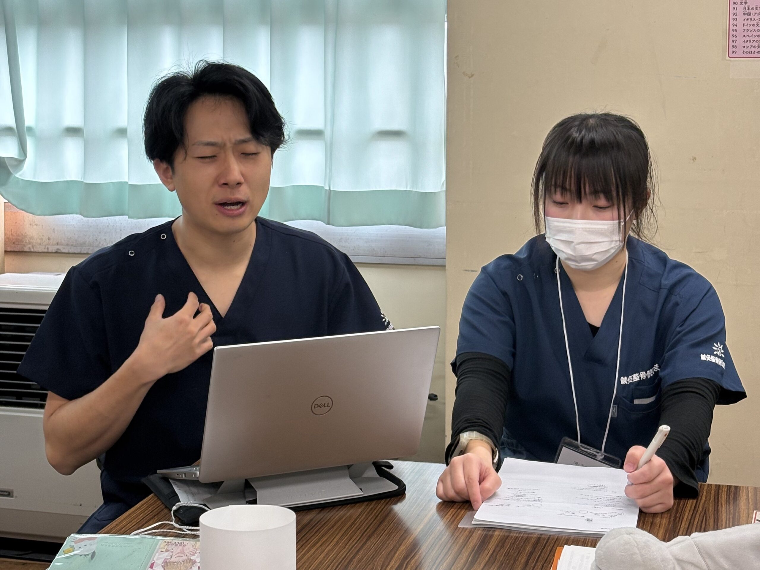 横須賀市立大矢部中学校でのMTTキャリア教育ディスカッションで熱弁する鍼灸整骨院ひまわりの堀内先生と記録する高野先生