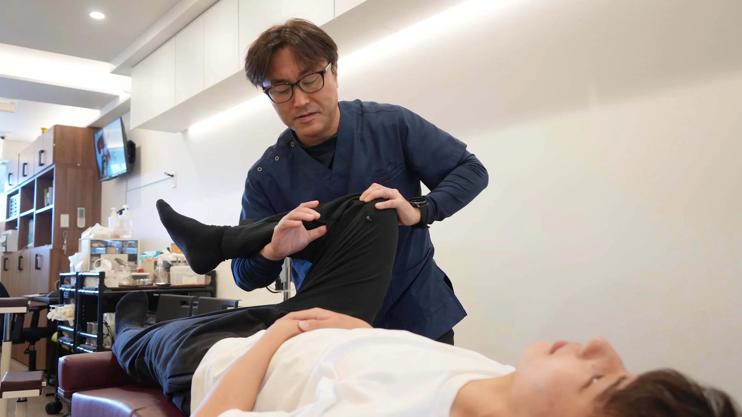 バスケ中の腰痛に対する動作確認 鍼灸整骨院ひまわりでバスケ中の腰痛について脚と股関節の動きを確認している様子