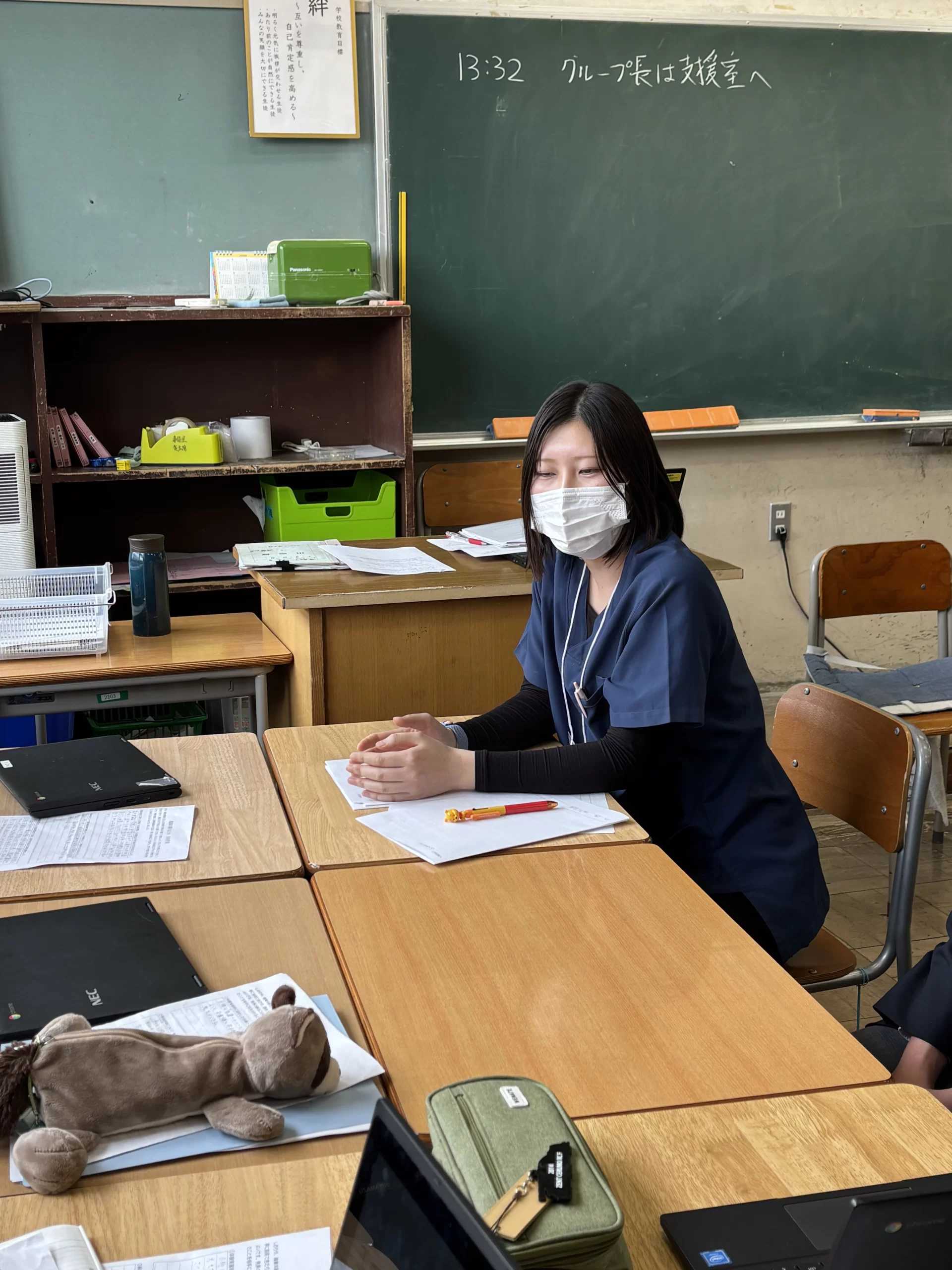 横須賀市立不入斗中学校の教室でMTTに参加する鍼灸整骨院ひまわりスタッフ