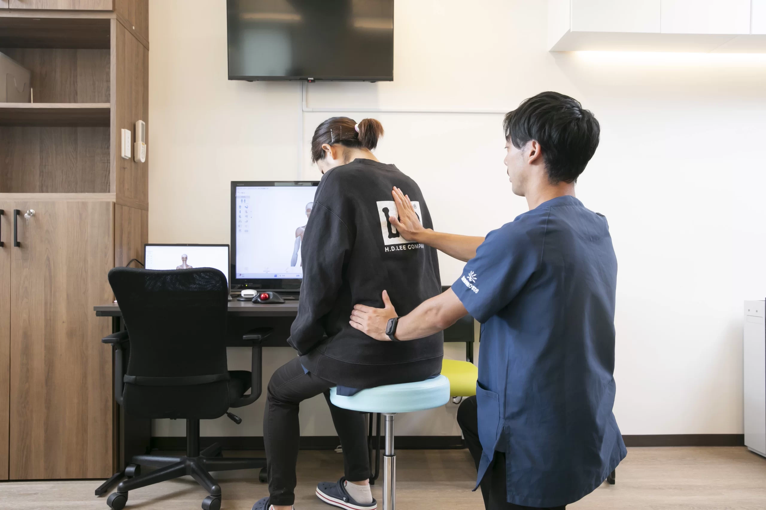 横須賀市で腰から足に広がる痛みを相談しながら原因を整理する場面のイメージ