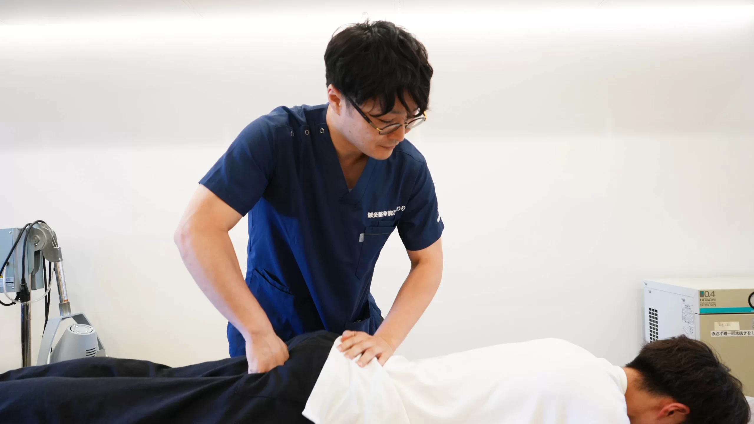 横須賀市で座ると腰がつらい腰痛を相談しながら原因を整理する場面のイメージ