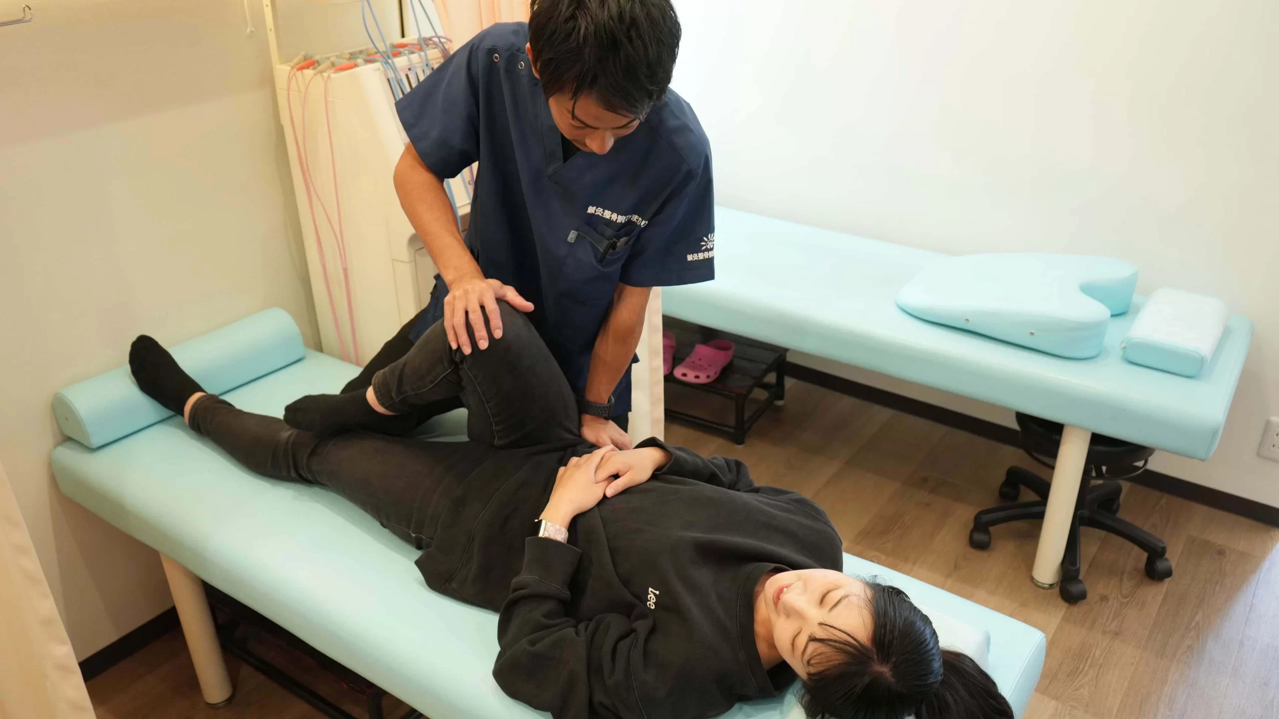 鍼灸整骨院ひまわりでの施術例 トムソンテーブルを使い腰と骨盤まわりへ施術する様子