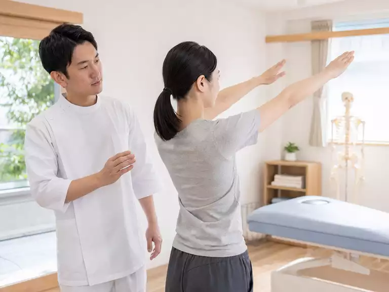 首・肩の痛みが繰り返す理由を肩甲骨と胸郭の動きから確認する様子